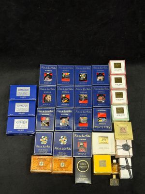 de nombreux types de cigarettes posés sur une table noire