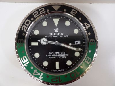 une montre Rolex avec une lunette verte