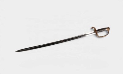 un gros plan d'une épée à la poignée noire sur un fond blanc
