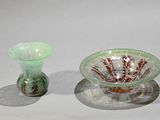 deux vases en verre posés l'un à côté de l'autre sur une table