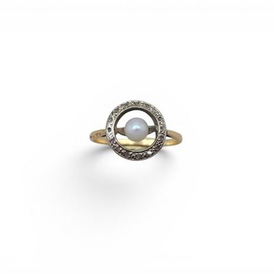 bague en perles blanches et diamants sur fond blanc