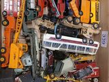 une boîte remplie de petites voitures et de petits camions