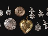 diverses breloques en argent et en or sur fond noir