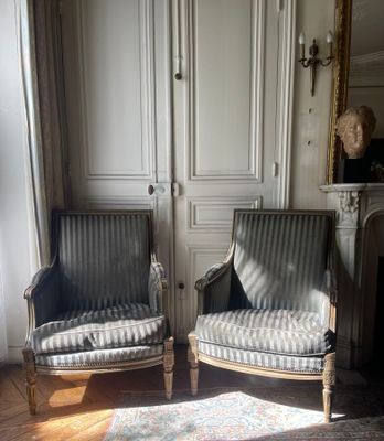 two chairs that are sitting next to each other in a room