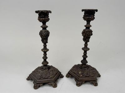 paire de chandeliers anciens en fonte