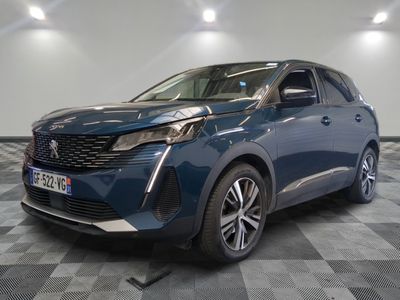 une voiture bleue garée sur le sol en damier d'un garage