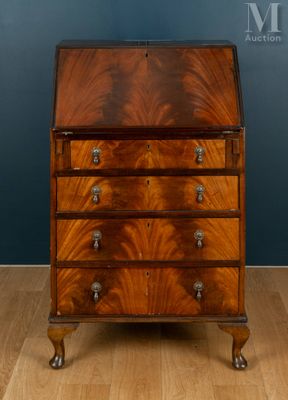 un bureau ancien en noyer à trois tiroirs, monté sur roulettes