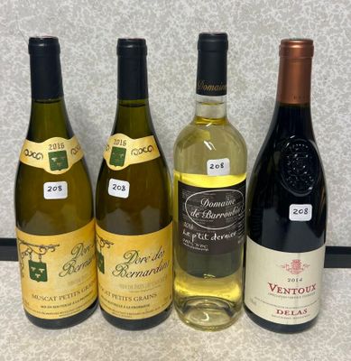quatre bouteilles de vin sont alignées sur un plan de travail