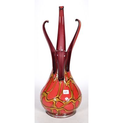 un vase rouge orné d'un motif en spirale doré