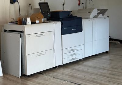 une photo d'un grand bureau équipé de nombreux appareils de bureau