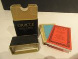 une petite boîte contenant un livre et une autre petite boîte contenant elle-même un livre