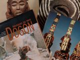 deux livres posés sur une table, avec une peluche dessus
