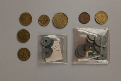 beaucoup de pièces qui sont sur la table
