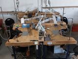 de nombreuses machines posées sur une table dans une pièce