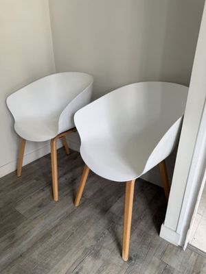 Paire de chaises contemporaines de style scandinave comprena…