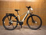 un vélo garé dans un garage