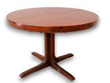 une image représentant une table en bois avec un piètement en croix