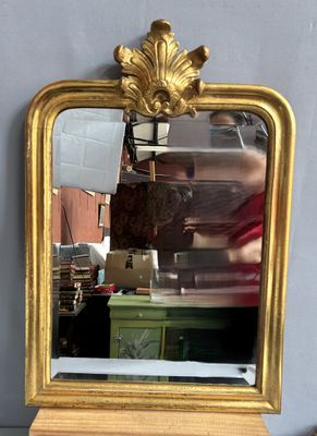 un miroir posé sur une table devant un mur