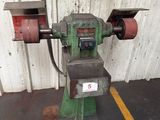 une machine qui se trouve dans un garage