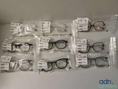de nombreuses paires de lunettes exposées sur la table