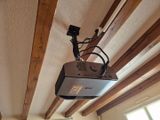 une caméra vidéo fixée au plafond d'une pièce