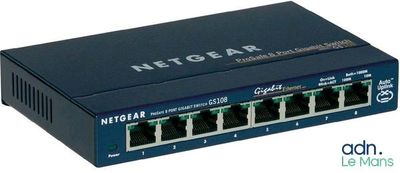 un gros plan d'un commutateur sur fond blanc, avec l'inscription « Netgear »