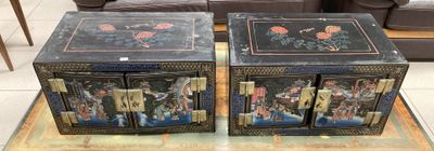 deux tables posées sur une table basse