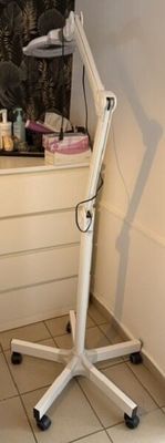 une lampe posée sur un support dans une pièce