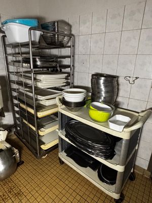 de nombreuses casseroles et poêles posées sur un chariot dans la cuisine