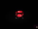 un gros plan sur une lumière rouge dans l'obscurité