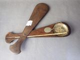 une batte de baseball en bois et une horloge en bois posées sur une table