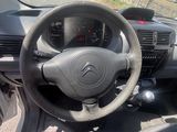 tableau de bord d'une voiture avec un volant et des commandes sur le tableau de bord