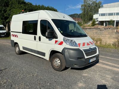 une camionnette blanche garée sur le bord de la route