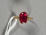 une image représentant une bague sertie d'une pierre rouge