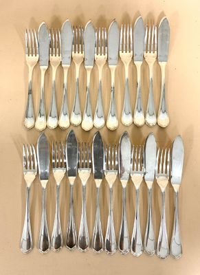 beaucoup de fourchettes et de cuillères sur la table