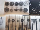 de nombreux types de colliers exposés sur une table