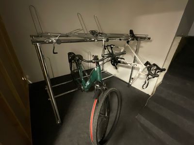 un vélo garé dans un garage