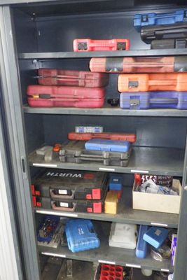 une armoire métallique sur laquelle sont posés de nombreux outils
