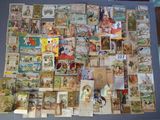 une grande collection de cartes postales anciennes posée sur une table