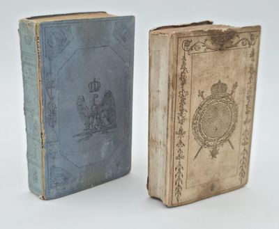 deux vieux livres posés l'un à côté de l'autre sur une surface blanche