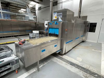 une machine qui fabrique des bouteilles de vin dans une usine