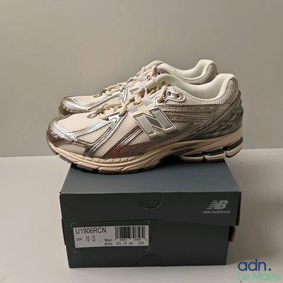 Les chaussures New Balance sont dans la boîte posée sur la table.