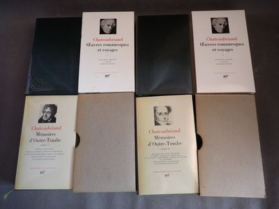quatre livres sont empilés sur une table