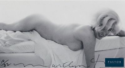 une photo en noir et blanc d'une femme allongée sur un lit