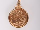 gros plan d'une pièce d'or sur une surface blanche