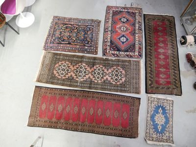 de nombreux tapis étalés sur le sol d'une pièce
