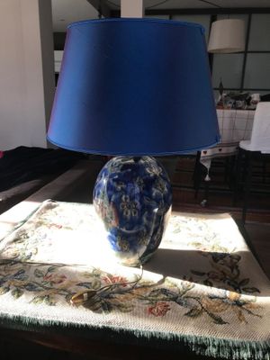 Lampe en céramique bleue, probable travail iranien.