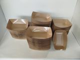 de nombreuses assiettes en papier brun posées sur une étagère