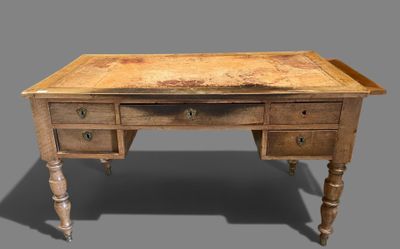 un bureau en bois avec deux tiroirs et un tiroir en dessous