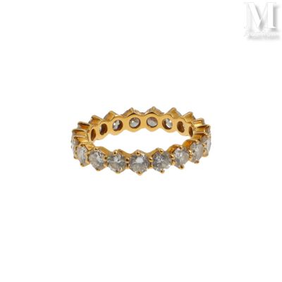 une photo d'une bague en or jaune sertie de diamants blancs